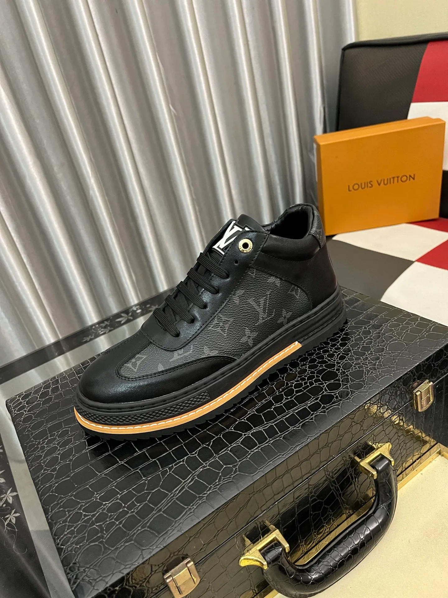 Men's shoes💰: 420⌚️⌚️"LOUI* VUITTO*" popular men's casual shoes, genuine Italian development💯purchase level quality✔️The upper is made of first-layer cowhide, comfortable and soft sheepskin foot pads⚡️Fashionable and versatile. The toe last shape is firm and full, and the soles are made from LV original molds and can be moved in and out of the counter at will. Light and comfortable on the foot~purely handmade, details determine quality! Size:38-442️⃣Colors available